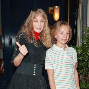 Arielle Dombasle et Billy Blanchard assistent à la première parisienne du film « Les secrets de la Princesse de Cadigan » au Silence des Prés, le 21 juin 2023 à Paris, en France. Photo de Nasser Berzane/ABACAPRESS.COM