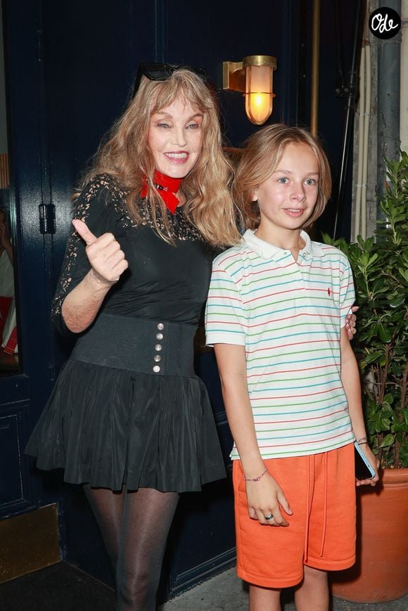 Arielle Dombasle et Billy Blanchard assistent à la première parisienne du film « Les secrets de la Princesse de Cadigan » au Silence des Prés, le 21 juin 2023 à Paris, en France. Photo de Nasser Berzane/ABACAPRESS.COM