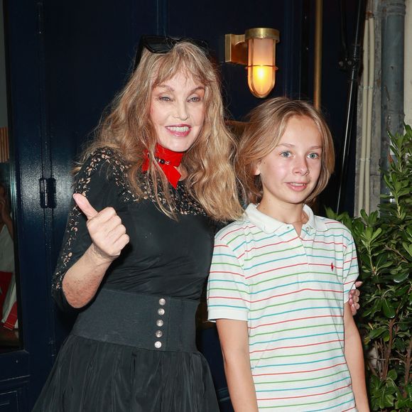 Arielle Dombasle et Billy Blanchard assistent à la première parisienne du film « Les secrets de la Princesse de Cadigan » au Silence des Prés, le 21 juin 2023 à Paris, en France. Photo de Nasser Berzane/ABACAPRESS.COM