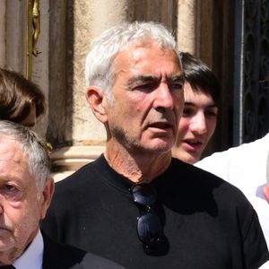 Longtemps resté en retrait sur sa vie sentimentale, il franchit aujourd’hui un cap en officialisant son union à venir. 

Jean-Michel Aulas et Raymond Domenech à la sortie des Obsèques de Bernard Lacombe en l'église Saint-Louis de Fontaines-sur-Saône près de Lyon, France, le 25 juin 2025. © Romain Doucelin/Bestimage