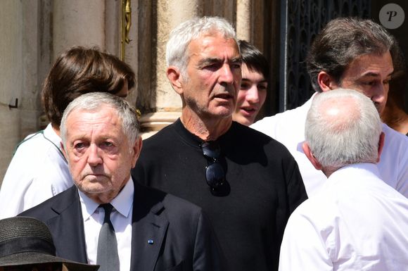 Longtemps resté en retrait sur sa vie sentimentale, il franchit aujourd’hui un cap en officialisant son union à venir. 

Jean-Michel Aulas et Raymond Domenech à la sortie des Obsèques de Bernard Lacombe en l'église Saint-Louis de Fontaines-sur-Saône près de Lyon, France, le 25 juin 2025. © Romain Doucelin/Bestimage