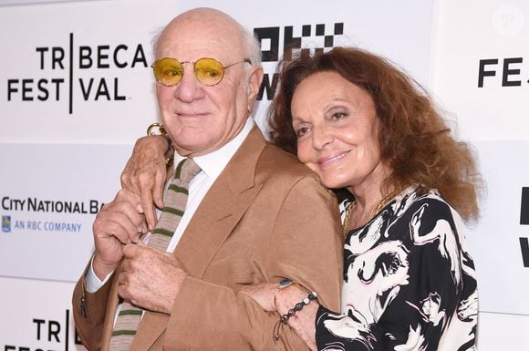 Il s'agit de Barry Diller, le mari de la styliste Diane Von Furstenberg qu'il a épousée en 2001.

Barry Diller et Diane Von Furstenberg assistent à la première de 'Diane Von Furstenberg : Woman In Charge' lors de la soirée d'ouverture du festival de Tribeca au OKX Theatre, New York, NY, 5 juin 2024. Photo par Anthony Behar/SPUS/ABACAPRESS.COM