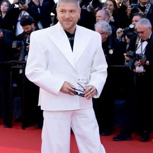 Pour lui, s'habiller à Cannes, c'est comme monter sur scène : il faut savoir prendre des risques.


Mosimann - Montée des marches du film " Karma " lors du 79ème Festival International du Film de Cannes, le 15 mai 2026. © Olivier Borde / Bestimage