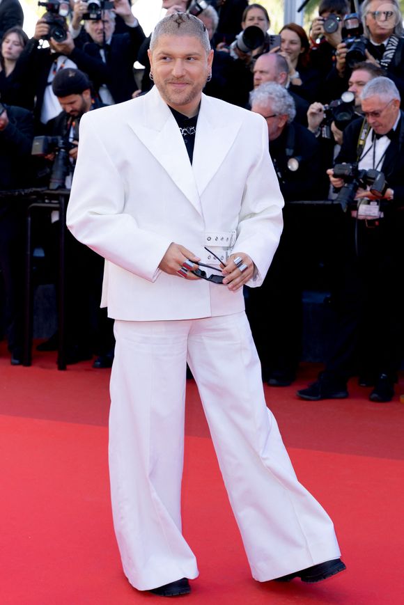 Pour lui, s'habiller à Cannes, c'est comme monter sur scène : il faut savoir prendre des risques.


Mosimann - Montée des marches du film " Karma " lors du 79ème Festival International du Film de Cannes, le 15 mai 2026. © Olivier Borde / Bestimage