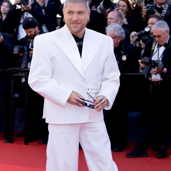 Pour lui, s'habiller à Cannes, c'est comme monter sur scène : il faut savoir prendre des risques.


Mosimann - Montée des marches du film " Karma " lors du 79ème Festival International du Film de Cannes, le 15 mai 2026. © Olivier Borde / Bestimage