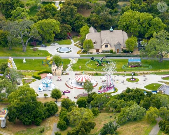 Neverland retrouve ainsi toute sa splendeur d'antan sur grand écran, avec ses manèges et son train mythique.

Los Angeles, CA - EXCLUSIF - Le Neverland Ranch de Michael Jackson reprend vie alors que les producteurs d'un nouveau biopic sur la vie et la carrière de la légende controversée de la pop reconstruisent son ancienne maison et son parc d'attractions tristement célèbres.
Sur la photo : Michael Jackson 
USA