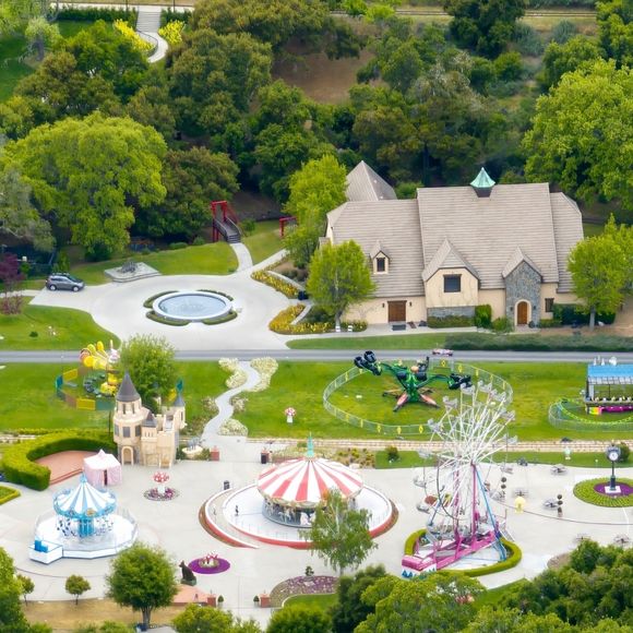 Neverland retrouve ainsi toute sa splendeur d'antan sur grand écran, avec ses manèges et son train mythique.

Los Angeles, CA - EXCLUSIF - Le Neverland Ranch de Michael Jackson reprend vie alors que les producteurs d'un nouveau biopic sur la vie et la carrière de la légende controversée de la pop reconstruisent son ancienne maison et son parc d'attractions tristement célèbres.
Sur la photo : Michael Jackson 
USA