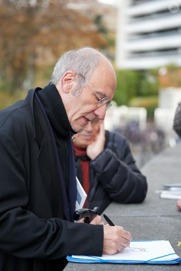 Exclusif - Philippe Geluck - Arrivée des invités à l'enregistrement de "Vivement Dimanche" aux Studios Rive Gauche le 5 novembre 2025.
Cette émission sera diffusée sur France 3 le 30 novembre 2025.

© Anne-Sophie Guebey / Bestimage
