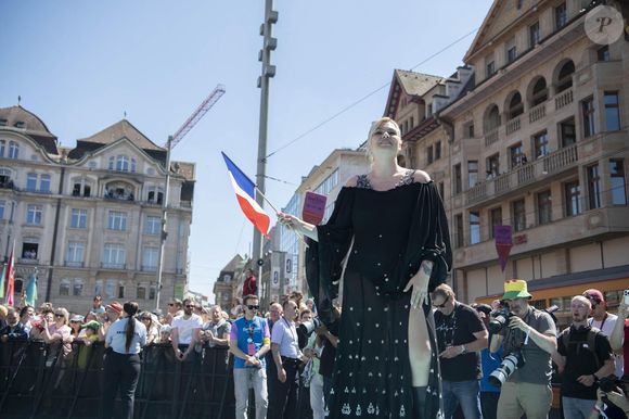11 mai 2025, Bâle, SUISSE : la Française Louane Emera arrive au 69e Concours Eurovision de la chanson, qui s'est tenu à l'Hôtel de Ville de Bâle, en Suisse. (Crédit image : © Baden Roth/ZUMA Press Wire)