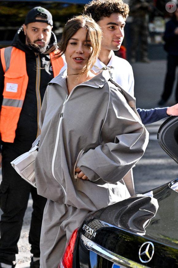 Adele Exarchopoulos au défilé Lacoste pendant la Paris Fashion Week à Paris, France 5 octobre, 2025. Photo de Julien Reynaud/APS-Medias/ABACAPRESS.COM