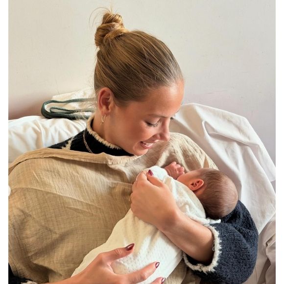 Avant de conclure : "Bienvenue dans ta famille, petit cœur. Ne sois pas impressionné par tous ces regards posés sur toi, par ma grosse voix, mes éclats de rire, ou ma maladresse quand je t’enlace. Je ne suis pas encore très habitué à porter d’aussi petits bébés, mais je sais déjà que toi, tu es mon prince". 

Amandine Petit immortalisée avec son neveu ce mercredi 29 octobre 2025. (Capture d'écran Instagram)