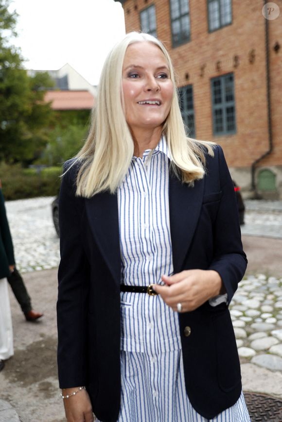 Depuis 2018, Mette-Marit souffre d'une fibrose pulmonaire chronique.

La princesse Mette-Marit est présente lors de la conférence "Frida Hansen et le tissage transparent", donnée par le tisserand américain Robbie LaFleur à Collettgaarden au Musée folklorique norvégien d'Oslo, Norvège, le 19 septembre 2025. © Gulliksrud Marius/Stella Pictures/ABACA