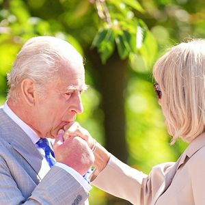 La Première dame Brigitte Macron et le Roi Charles III, dans les jardins du château de Windsor avec le roi Charles III d'Angleterre et Camilla Parker Bowles, reine consort, le 9 juillet 2025. Au cours de cette promenade, le chef de l'Etat français et le souverain britannique ont abordé la protection de la biodiversité. Le couple présidentiel français est en visite officielle en Grande-Bretagne du 8 au 10 juillet 2025.

ALPHA AGENCY / BESTIMAGE