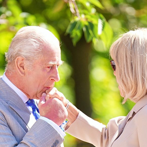 La Première dame Brigitte Macron et le Roi Charles III, dans les jardins du château de Windsor avec le roi Charles III d'Angleterre et Camilla Parker Bowles, reine consort, le 9 juillet 2025. Au cours de cette promenade, le chef de l'Etat français et le souverain britannique ont abordé la protection de la biodiversité. Le couple présidentiel français est en visite officielle en Grande-Bretagne du 8 au 10 juillet 2025.

ALPHA AGENCY / BESTIMAGE
