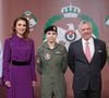 Salma de Jordanie a terminé sa formation de pilote et elle a obtenu ses ailes.

Le roi Abdallah II, commandant suprême des forces armées jordaniennes, remet à sa fille, la princesse Salma bint Abdallah II (qui aura 20 ans cette année), ses ailes après avoir terminé sa formation de pilote, lors d'une cérémonie à laquelle assistent la reine Rania Al Abdallah et le prince héritier Al Hussein bin Abdallah II à Amman, en Jordanie, le 8 janvier 2020. Photo by Balkis Press/ABACAPRESS.COM