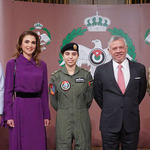 Salma de Jordanie a terminé sa formation de pilote et elle a obtenu ses ailes.

Le roi Abdallah II, commandant suprême des forces armées jordaniennes, remet à sa fille, la princesse Salma bint Abdallah II (qui aura 20 ans cette année), ses ailes après avoir terminé sa formation de pilote, lors d'une cérémonie à laquelle assistent la reine Rania Al Abdallah et le prince héritier Al Hussein bin Abdallah II à Amman, en Jordanie, le 8 janvier 2020. Photo by Balkis Press/ABACAPRESS.COM