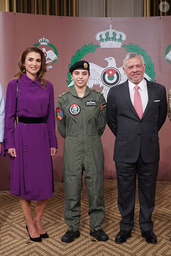 Salma de Jordanie a terminé sa formation de pilote et elle a obtenu ses ailes.

Le roi Abdallah II, commandant suprême des forces armées jordaniennes, remet à sa fille, la princesse Salma bint Abdallah II (qui aura 20 ans cette année), ses ailes après avoir terminé sa formation de pilote, lors d'une cérémonie à laquelle assistent la reine Rania Al Abdallah et le prince héritier Al Hussein bin Abdallah II à Amman, en Jordanie, le 8 janvier 2020. Photo by Balkis Press/ABACAPRESS.COM