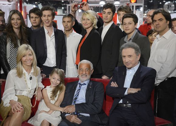Annabelle, Alessandro, Victor, Christopher, Paul, Luana, Nicholas, Giacomo, Olivier, Natty, Stella et Jean Paul Belmondo, Michel Drucker - Enregistrement de l'emission "Vivement Dimanche" a Paris le 10 avril 2013 qui sera diffusee le 14 avril. © Coadic Guirec / Bestimage