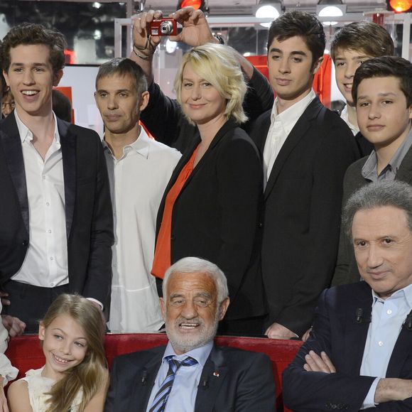 Annabelle, Alessandro, Victor, Christopher, Paul, Luana, Nicholas, Giacomo, Olivier, Natty, Stella et Jean Paul Belmondo, Michel Drucker - Enregistrement de l'emission "Vivement Dimanche" a Paris le 10 avril 2013 qui sera diffusee le 14 avril. © Coadic Guirec / Bestimage