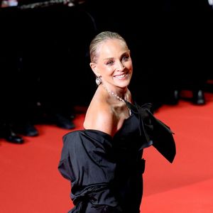 L'actrice a évoqué les séquelles de sa rupture d'anévrisme survenue il y a 25 ans. 
Sharon Stone (Montre Audemars Piguet) - Montée des marches du film " Diamond " lors du 79ème Festival International du Film de Cannes, le 19 mai 2026. © Jacovides-Moreau / Bestimage
