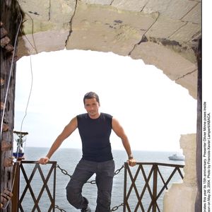 L'émission Fort Boyard fête cette année ses 15 ans. Le présentateur Olivier Minne pose à l'intérieur du fort lors de l'ouverture de la nouvelle saison, le 29 mai 2004. Photo : François-Xavier Lamperti/ABACA.