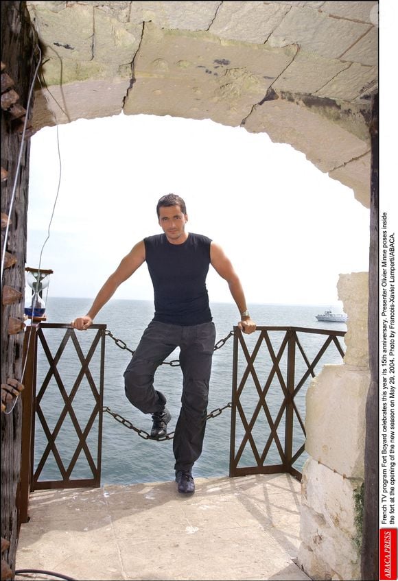 L'émission Fort Boyard fête cette année ses 15 ans. Le présentateur Olivier Minne pose à l'intérieur du fort lors de l'ouverture de la nouvelle saison, le 29 mai 2004. Photo : François-Xavier Lamperti/ABACA.