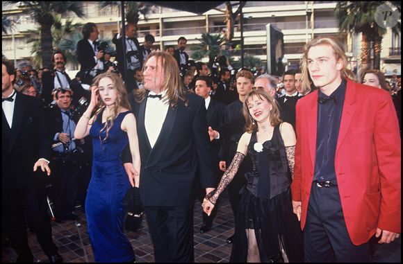 Cette vie dans la commune de son enfance marque un retour aux sources, là où reposent également les cendres de son frère Guillaume.

Guillaume, Elisabeth, Julie et Gérard Depardieu au festival de Cannes 1992. ©Angeli-Rindoff/Bestimage