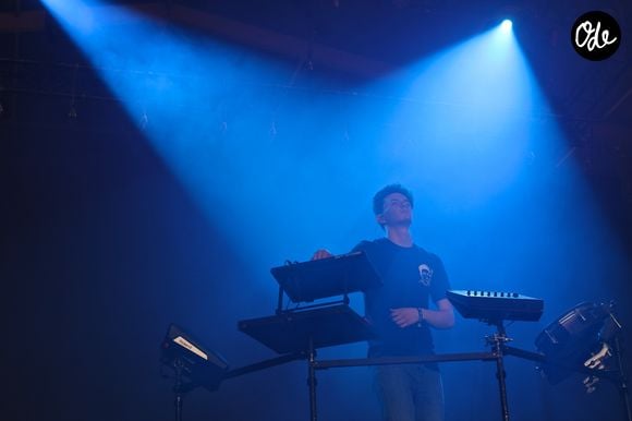 Il a annoncé devoir mettre un coup d'arrêt à sa carrière scénique. Épuisé, le musicien a pris la douloureuse décision d'annuler ses concerts prévus en Australie et en Indonésie pour se concentrer sur sa santé.

DJ Petit Biscuit (Mehdi Benjelloun) en concert - Festival Solidays à l'Hippodrome de Longchamp - Jour 3 - à Paris, France, le 25 juin 2017. © Lise Tuillier/Bestimage