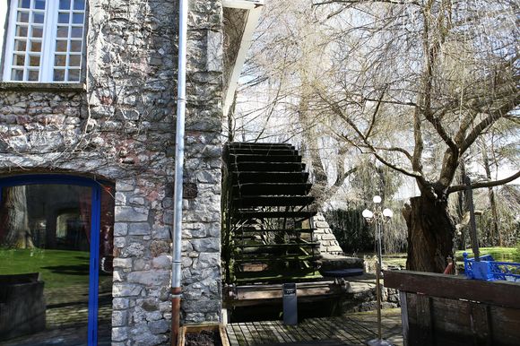 Rassemblement pour les 40 ans de la mort de Claude François à l'église de Dannemois et au cimetière puis visite du moulin ou il habitait le 11 mars 2018. © Agence/Bestimage