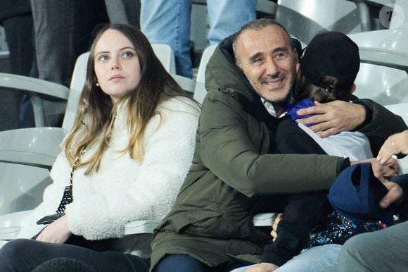 Sa compagne Aude, à la fois animatrice sur NRJ et brigadière-chef dans la gendarmerie nationale, savoure également ce bonheur inattendu. 

Elie Semoun avec une amie - People des les tribunes de la coupe du Monde de Rugby France 2023 - Match de quart de finale "France-Afrique du Sud (28-29)" au Stade de France à Saint-Denis 15 octobre 2023. © Moreau-Jacovides/Bestimage