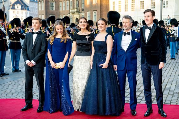 La famille royale assiste à un concert de the Old Stage au Royal Danish Theatre à Copenhague pour les 18 ans de la princesse Isabella de Danemark le 15 avril 2025


Pictured: King Frederik (Le roi Frederik de Danemark), Queen Mary (La reine Mary de Danemark), Crown Prince Christian (Le prince Christian de Danemark) , Princess Isabella (princesse Isabella de Danemark), Prince Vincent, Princess Josep