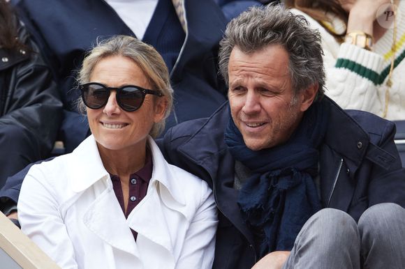 Anne-Sophie Lapix et son mari Arthur Sadoun dans les tribunes au même moment dans les tribunes des Internationaux de France de tennis de Roland Garros 2024 à Paris, France, le 2 juin 2024. © Jacovides-Moreau/Bestimage