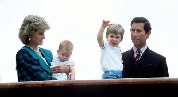 Le Prince Charles, Prince de Galles et Diana, Princesse de Galles avec le Prince William et le Prince Harry sur le Yacht Royal Britannia le 6 mai 1985 à Venise, Italie.
Photo par PA Photos/ABACAPRESS.COM