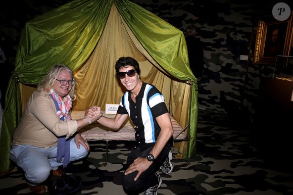 Exclusif - Pierre-Jean Chalençon et Jean-Luc Lahaye - Exposition de la collection de Pierre-Jean Chalençon pour la vente "Napoléon: Une collection historique" chez Sotheby's à Paris le 19 juin 2025.
C'est le styliste Jean-Charles de Castelbajac, qui a apporté sa touche colorée à la vitrine de la vente du 25 juin, consacrée aux objets provenant du trésor de Pierre-Jean Chalençon, l'un des plus grands collectionneurs privés d'objets napoléoniens au monde. © Cédric Perrin/Bestimage