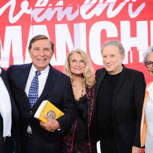 Pour l'occasion, il se retrouve entouré de deux couples ! 

Exclusif - Robert Nazaretian, Jean-Pierre Foucault, sa compagne Evelyne Jarre, Michel Drucker et Francoise Chiozza lors de l'enregistrement de l'émission Vivement dimanche  au studio Rive Gauche, présentée par M.Drucker. © Guillaume Gaffiot/Bestimage