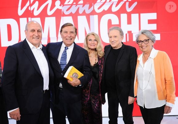 Pour l'occasion, il se retrouve entouré de deux couples ! 

Exclusif - Robert Nazaretian, Jean-Pierre Foucault, sa compagne Evelyne Jarre, Michel Drucker et Francoise Chiozza lors de l'enregistrement de l'émission Vivement dimanche  au studio Rive Gauche, présentée par M.Drucker. © Guillaume Gaffiot/Bestimage