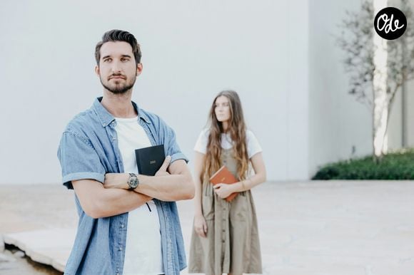 Elle désigne les hommes qui marchent systématiquement plusieurs mètres devant leur compagne.

Marcher plusieurs mètres devant son conjoint n'est pas dû au hasard.