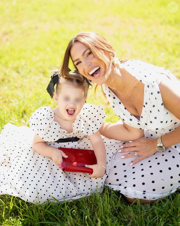 La chanteuse a partagé sur Instagram des photos de ce moment en famille, notamment auprès de sa petite dernière, Noa.

Vitaa et sa fille Noa au mariage de Ryan et Sarah (la belle-fille de la chanteuse) le vendredi 23 mai 2025 © Instagram