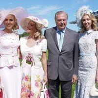 La famille Bourbon des Deux-Siciles en vacances sur la côte d’Emeraude où elle possède une immense villa pouvant accueillir jusqu’à 45 personnes
