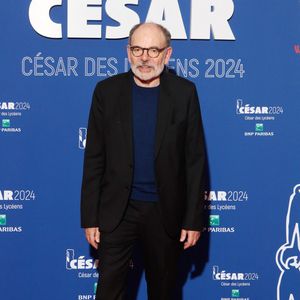 Il a choisi le département du Var pour s'installer pour ses vacances, et plus précisément la commune de Saint-Cyr-sur-Mer, où il possède une maison.

Jean-Pierre Darroussin - Projection du film "Je verrai toujours vos visages" dans le cadre du prix du "César des lycéens 2024" au Grand Rex à Paris, France. Le 20 mars 2024.
© Christophe Clovis / Bestimage