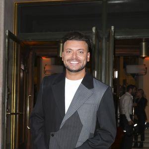 Kev Adams arrivant au "Concerto pour la Paix" organisé par Omar Harfouch au Théâtre des Champs Élysées à Paris, France, le 18 Septembre 2024. Crédit Perusseau / Tribeca / Bestimage