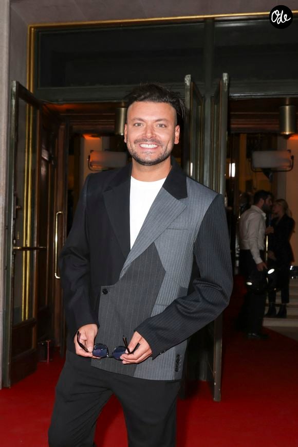 Kev Adams arrivant au "Concerto pour la Paix" organisé par Omar Harfouch au Théâtre des Champs Élysées à Paris, France, le 18 Septembre 2024. Crédit Perusseau / Tribeca / Bestimage