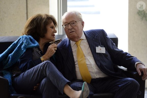 Jean-Marie Le Pen, ex-président du Front National (FN) et président du groupe FN au Conseil Régional de PACA et sa femme Jany Le Pen au Conseil Régional Provence Alpes Côte d'Azur (PACA) à Marseille, le 16 octobre 2015, avant la dernière séance plénière du Conseil Régional avec les élections régionales en décembre 2015.