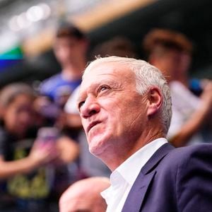Didier Deschamps, sélectionneur de la France, observe le match pour la médaille de bronze de la Coupe du monde de la FIFA 2026 opposant la France à l'Angleterre au Miami Stadium, le 18 juillet 2026 à Miami Gardens, aux États-Unis. (Crédit photo : © Jose Breton/AFP7 via ZUMA Press Wire/ABACAPRESS.COM)
