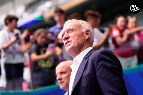 Didier Deschamps, sélectionneur de la France, observe le match pour la médaille de bronze de la Coupe du monde de la FIFA 2026 opposant la France à l'Angleterre au Miami Stadium, le 18 juillet 2026 à Miami Gardens, aux États-Unis. (Crédit photo : © Jose Breton/AFP7 via ZUMA Press Wire/ABACAPRESS.COM)