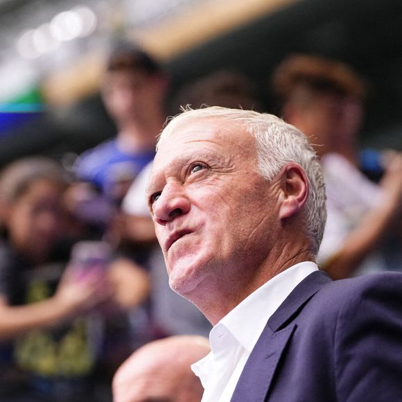Didier Deschamps, sélectionneur de la France, observe le match pour la médaille de bronze de la Coupe du monde de la FIFA 2026 opposant la France à l'Angleterre au Miami Stadium, le 18 juillet 2026 à Miami Gardens, aux États-Unis. (Crédit photo : © Jose Breton/AFP7 via ZUMA Press Wire/ABACAPRESS.COM)