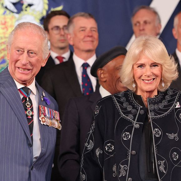 Charles III et Camilla ont choisi deux artistes distincts pour leurs nouveaux portraits royaux.


La famille royale britannique assiste à un concert pour marquer le 80e anniversaire du jour de la Victoire en Europe (VE Day) à Horse Guards Parade à Londres @Chris Jackson/WPA-Pool/Bestimage