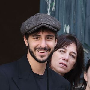et ajoute désormais une nouvelle casquette à son CV


Ben Attal, Charlotte Gainsbourg - Arrivées des célébrités aux obsèques de Jane Birkin en l'église Saint-Roch à Paris. Le 24 juillet 2023
© Jacovides-KD Niko / Bestimage