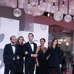 Nicolas Pariser, Chiara Mastroianni, Melvil Poupaud, Léonie Simaga et Clara Pacini assistant à la projection de *Un peu avant minuit* lors de la 83e Mostra internationale du film de Venise, à la Sala Grande, le 10 septembre 2026 à Venise, en Italie. © Lucia Sabatelli