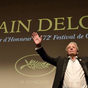 Alain Delon accepte la Palme d'Or d'Honneur avec sa fille Anouchka Delon lors du photocall de la Palme d'Honneur pendant le 72e Festival de Cannes annuel le 19 mai 2019 à Cannes, France. ©  Lionel Hahn/ABACAPRESS.COM